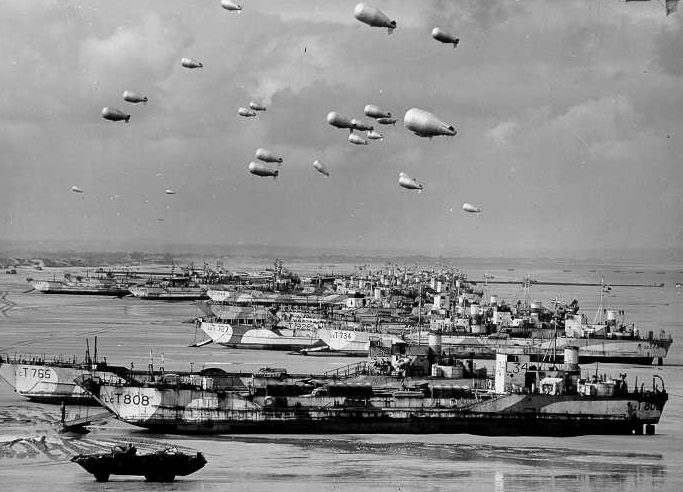 Аэростаты заграждения ВМС Великобритании прикрывают высадку союзников в Нормандии. 6 июня 1944 г.