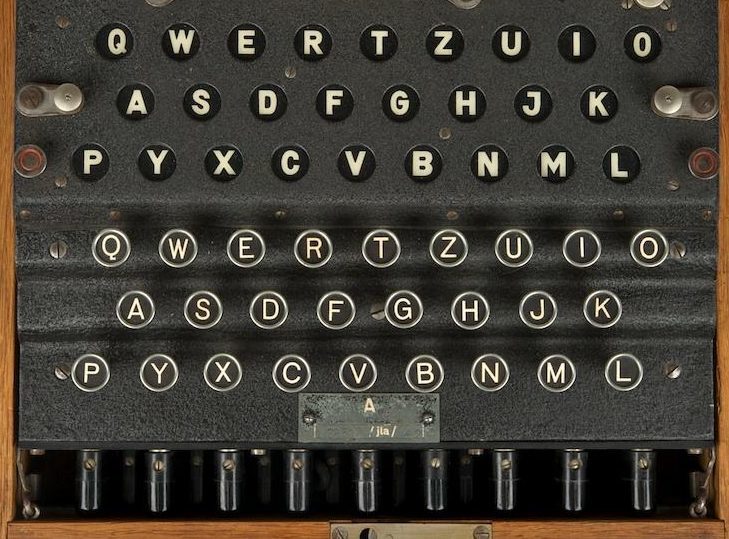 Клавиатура и панель сигнальных ламп машины Enigma