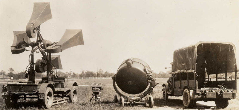 Звуковой  пеленгатор обр. 1932 г. и зенитный прожектор 150-см в развернутом порядке