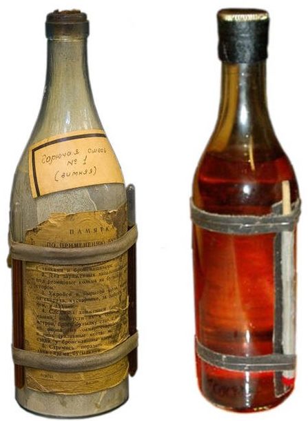 Слева - бутылка с зажигательной смесью КС-1 и с химическим воспламенителем. Справа - со спичками в качестве запала
