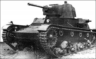 Легкий танк 7ТР. Слева – двцухбашенный с пулеметным вооружением,  справа – однобашенный c  пушечным вооружением