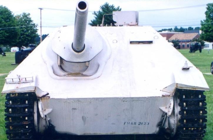 Огнеметный танк Flammpanzer 38(t) Hetzer, вид спереди