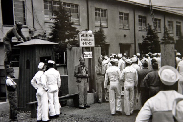 Американские моряки у японского публичного дома. 1946 г.