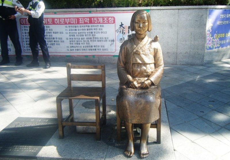 Перед посольством Японии в Республике Корея стоит бронзовая статуя девушки, символизирующая «женщин для утешения».