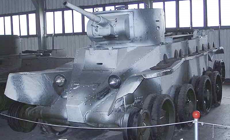Лёгкий колёсно-гусеничный  танк БТ-5: на колесном ходу
