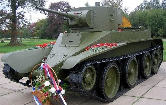 Лёгкий колёсно-гусеничный танк БТ-5: на гусеничном ходу
