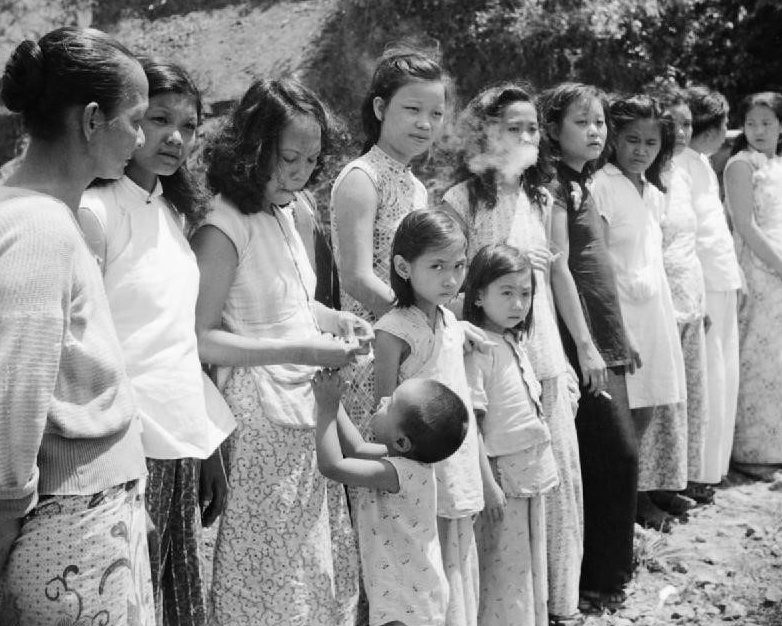 Малайские девушки, насильно вывезенные японскими военными для работы на «станциях утешения». 1945 г.