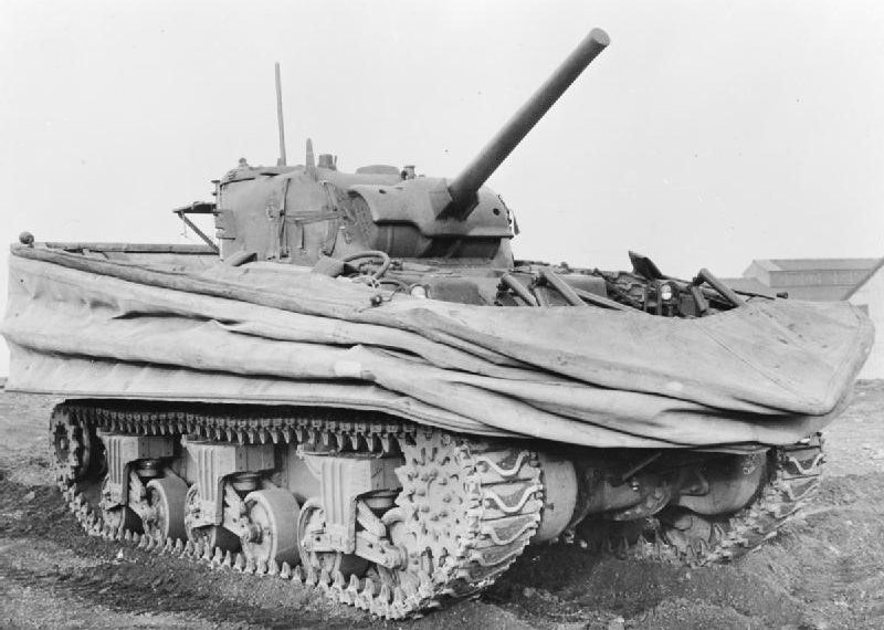 Плавающий танк Sherman DD со сложенным экраном