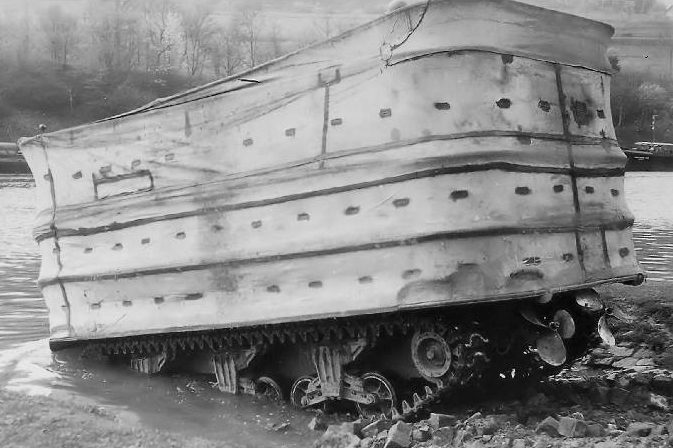 Плавающий танк Sherman DD с поднятым экраном