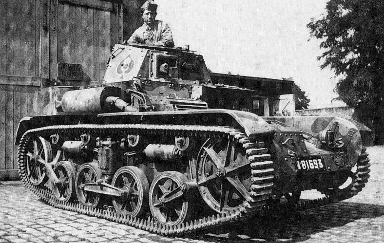 Легкий танк AMR 33 (VM).