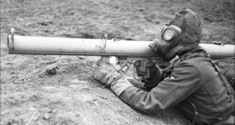 Стрелок в боевом снаряжении с гранатометом RPzB-43