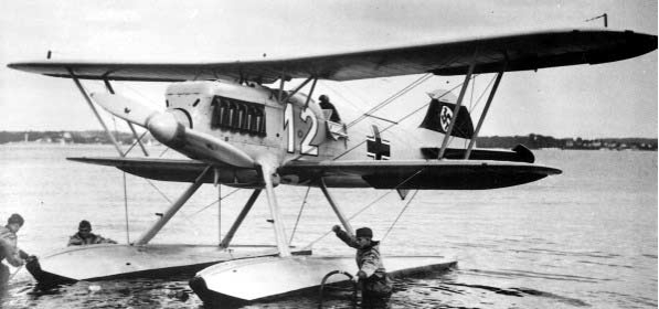 Истребитель Heinkel He-51 с поплавками