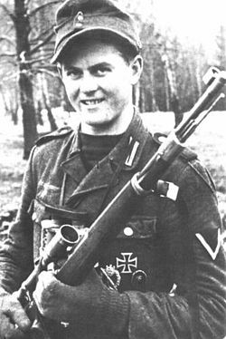 Матиас Хетценауэр. 345 побед за девять месяцев боев. Ефрейтор. После трехмесячных курсов снайперов в 1944 г. служил в полку горных егерей. Использовал винтовку Mauser 98k с 6-кратным оптическим прицелом и полуавтоматическую винтовку Gewehr 43 с 4-кратным прицелом. 