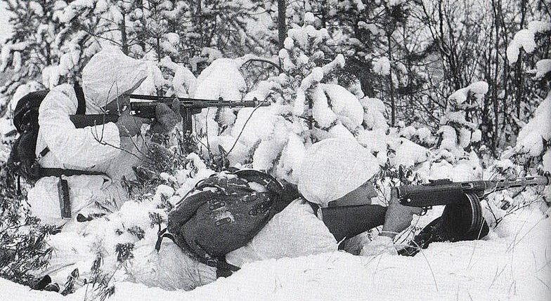 Финские снайперы на огневой позиции.