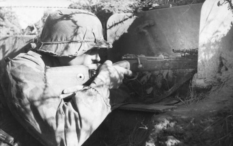 Снайпер Люфтваффе на позиции. Восточный фронт. 1942 г.
