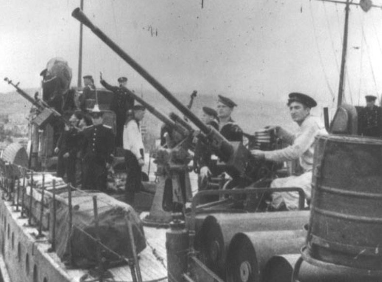 25-мм зенитная установка 84-КМ на сторожевом катере.