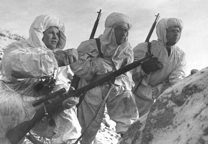 Снайпер В. Г. Зайцев с новобранцами. Сталинград. 1942 г.