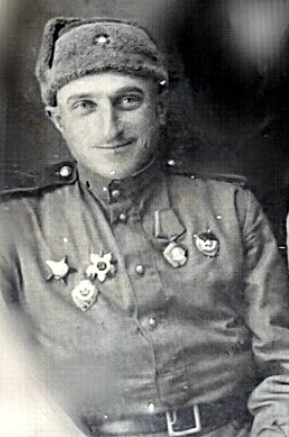 Квачантирадзе Василий Шалвович. 534 победы. Родился на Кавказе. Старшина. Служил снайперов в 1942-1945 гг. Был ранен 5 раз. Подготовил более 50 снайперов.
