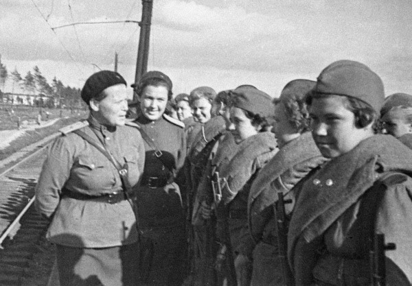 Выпускницы Центральной женской школы снайперской подготовки перед отправкой на фронт. 1943 г.
