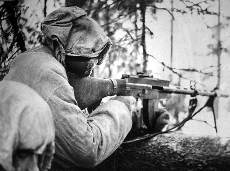 Финский солдат с ручным пулеметом «Lahti-Saloranta».