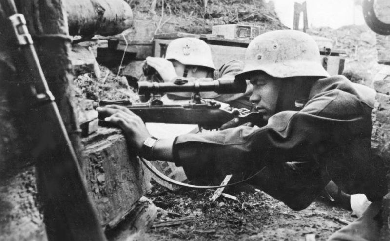 Снайпер с винтовкой Mauser Kar98k с прицелом Dialytan RH-36. Восточный фронт. 1943 г.