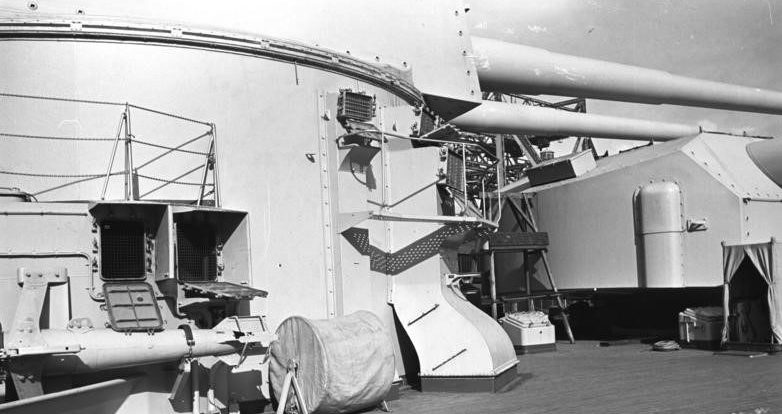 корабельное орудие 38-cm SK С/34 в двухорудийной башне линкора «Bismarck».