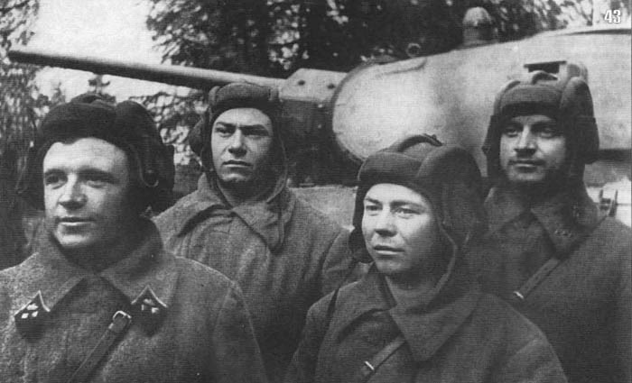 Лавриненко Д.Ф. со своим экипажем Т-34. 1941 г.