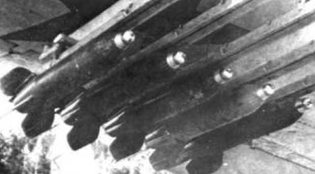 Пе-2 с подвеской десяти реактивных снарядов PC-132