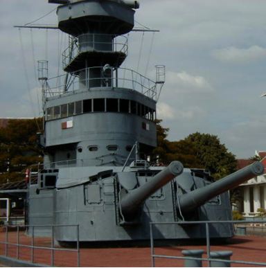 Броненосец береговой обороны «Dhonburi». Боевая рубка с надстройкой и носовая башня «Dhonburi»
