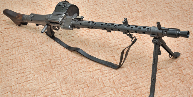 Ручной пулемет MG-34 с 50-патронной лентой в барабане