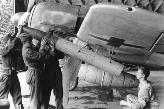Снаряжение пусковой установки под крылом Focke-Wulf Fw 190 снарядами 21-см W.Gr.42