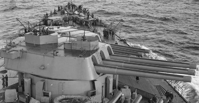 корабельное орудие BL16 inch Mk-I в трехорудийной башне на линкоре «Rodney»