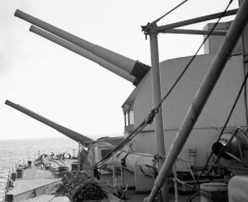 Корабельное орудие BL-6 inch Mk-XXIII в двухорудийной башне.