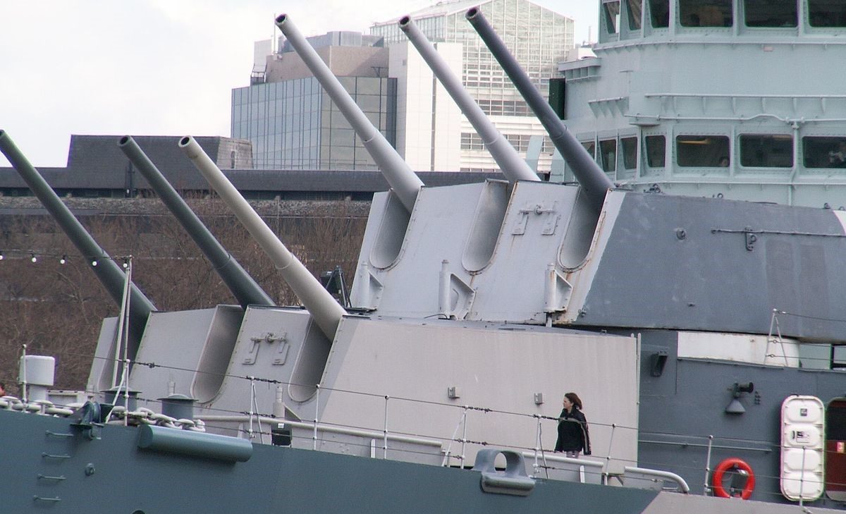 Корабельное орудие BL-6 inch Mk-XXIII в трехорудийной башне