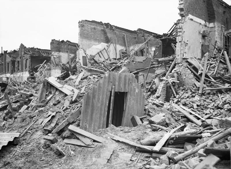 Уцелевшее бомбоубежище. Лондон. 1941 г.