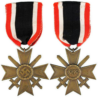 Аверс и реверс Креста военных заслуг 2 класса (Kriegsverdienstkreuz 2.Klasse) с мечами.