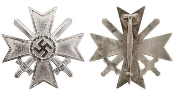 Аверс и реверс Креста военных заслуг 1 класса (Kriegsverdienstkreuz 1.Klasse) с мечами.