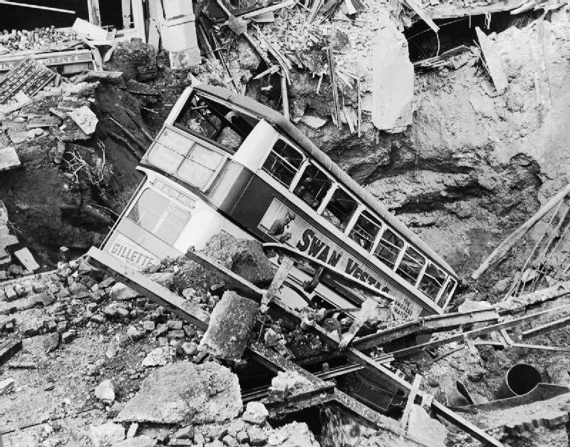 Городской автобус после воздушного налета. Южный Лондон. 1940 г.