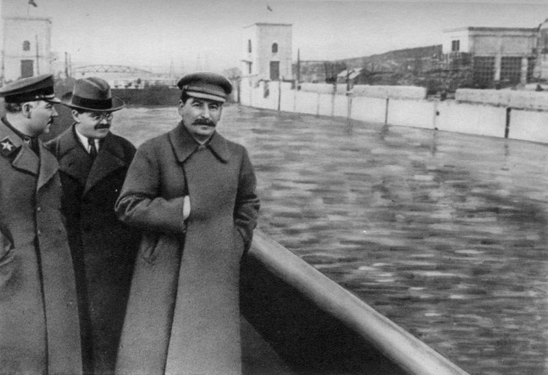 Отредактированная цензурой фотография Сталина с расстрелянным руководителем НКВД Николаем Ежовым.