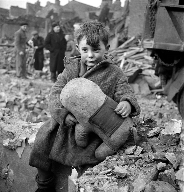 Мальчик с игрушкой на руинах дома. Лондон. 1941 г.