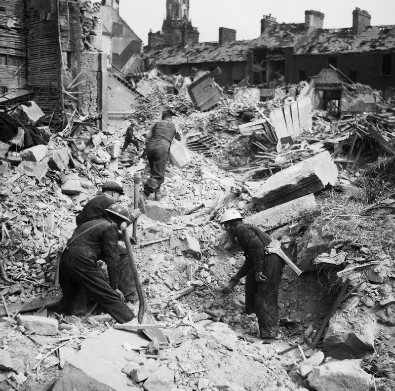 Спасатели ищут людей под развалинами. Белфаст. 7 мая 1941 г.