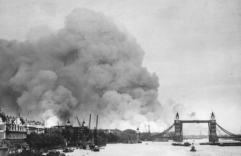 После воздушного налёта 7 сентября 1940 г. горят доки лондонского порта