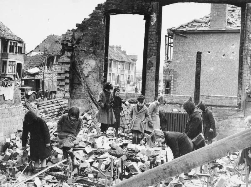 Дети собирают книги среди развалин их школы. Ковентри. 10 апреля 1941 г.