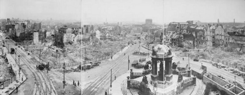 Панорамный вид города после воздушного налета. Ливерпуль. 1940 г.