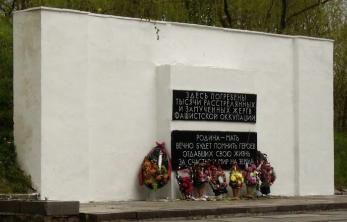 . Витебск. Памятный знак на могиле жертв фашизма в парке 40-летия комсомола