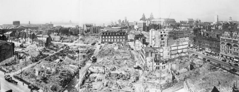 Панорамный вид города после воздушного налета. Ливерпуль. 1940 г.