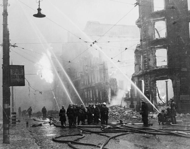Борьба с пожаром после воздушного налета. Манчестер.1940 г.