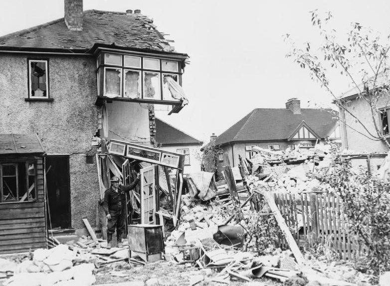 Двухквартирный дом, превратившейся в отдельностоящий. Восточная окраина Лондона. 1940 г.