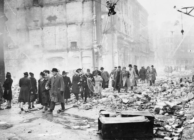 Горожане спешат на работу после ночной бомбардировки. Лондон. 1940 г.