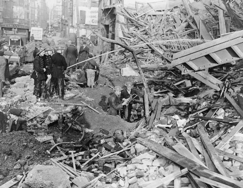 Ликвидация последствий бомбардировки. Лондон. 1941 г.